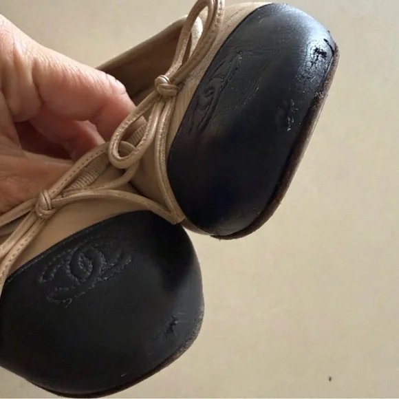 CHANEL Lambskin Beige and Black Flats - Picture 6 of 16
